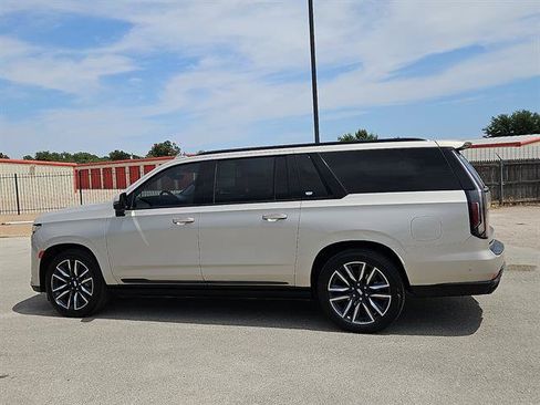 Used 2024 Cadillac Escalade ESV Sport Platinum AWD/4WD image 2