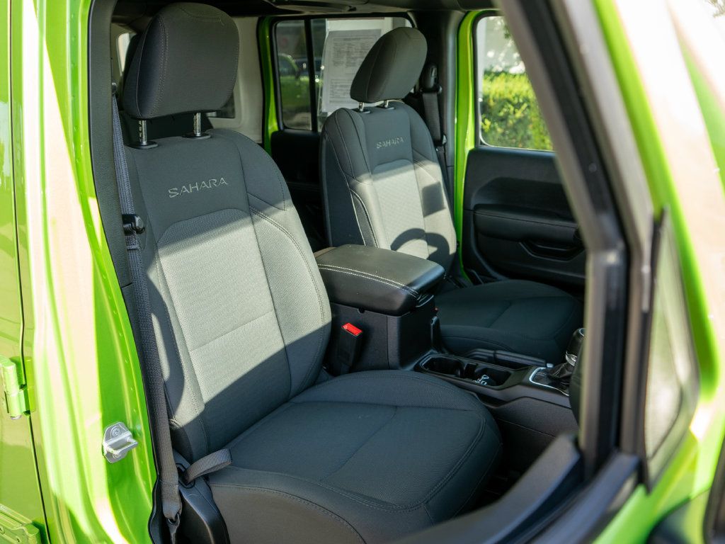 Used 2018 Jeep Wrangler Unlimited Sahara AWD/4WD image 9