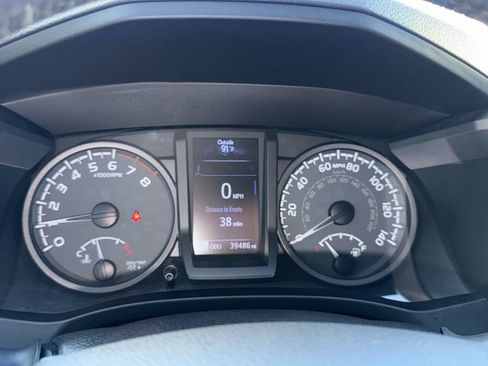 Used 2017 Toyota Tacoma TRD Off-Road AWD/4WD image 10