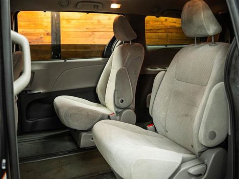 Used 2016 Toyota Sienna LE image 10