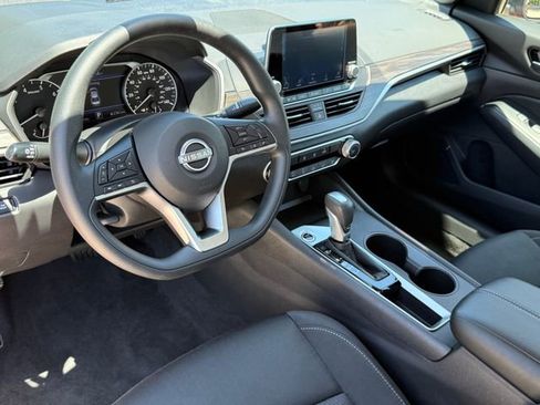 Used 2025 Nissan Altima 2.5 SV FWD image 10
