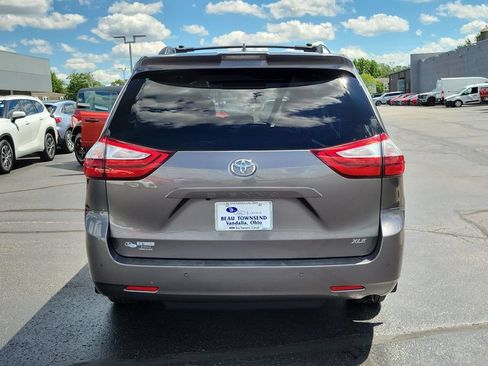 Used 2019 Toyota Sienna XLE w/ XLE Navigation Package FWD image 5