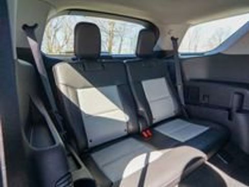 Used 2022 Ford Explorer XLT w/ Equipment Group 202A image 9