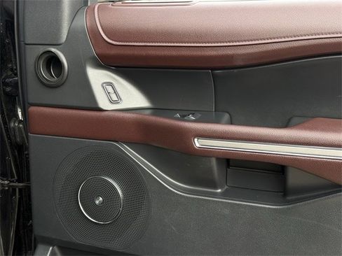 Used 2024 Ford Expedition Limited image 32