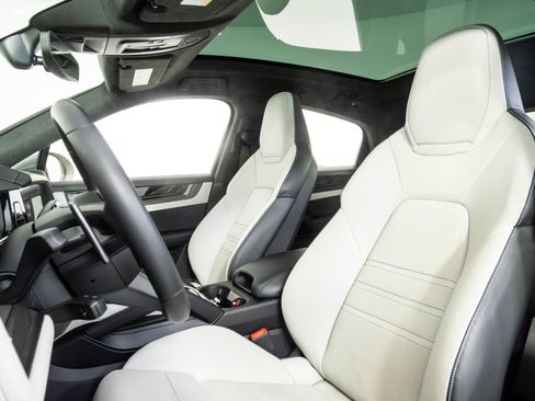 Certified 2025 Porsche Cayenne GTS AWD/4WD image 5