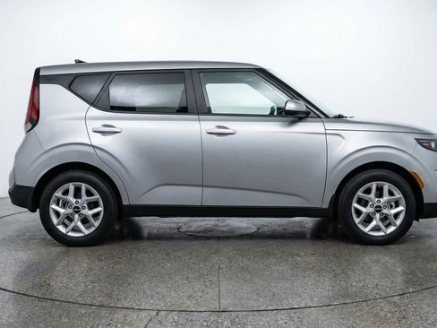 Used 2025 Kia Soul LX w/ LX Technology Package FWD image 11