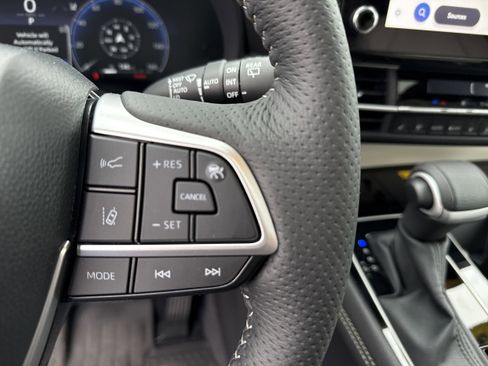 Used 2025 Toyota Sienna Platinum image 41