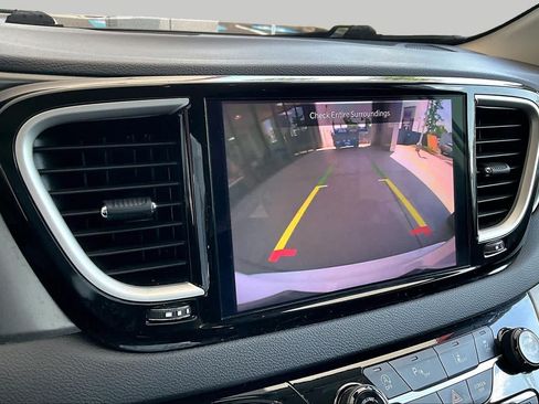 Used 2024 Chrysler Pacifica Touring-L FWD image 27