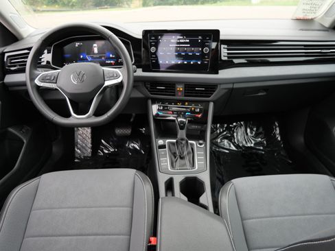 Used 2025 Volkswagen Jetta SE w/ Sunroof Package FWD image 10