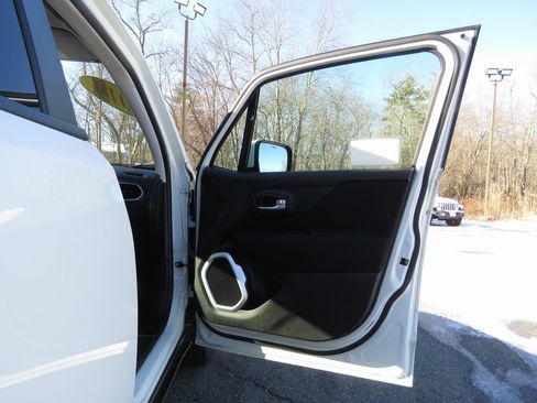 Used 2019 Jeep Renegade Latitude w/ Cold Weather Group image 12