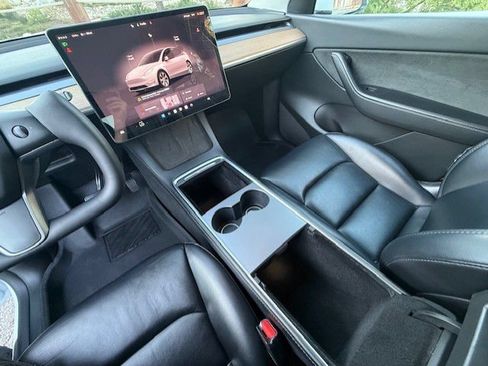 Used 2022 Tesla Model Y AWD image 5