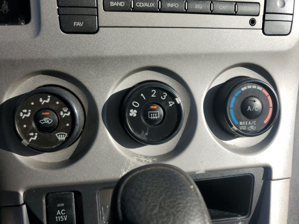 Used 2009 Pontiac Vibe w/ Preferred Package FWD image 30
