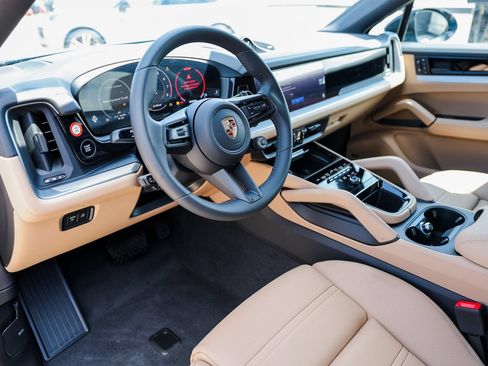 Certified 2026 Porsche Cayenne Coupe AWD/4WD image 4