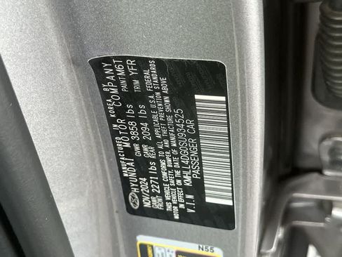 Used 2025 Hyundai Elantra SE FWD image 29