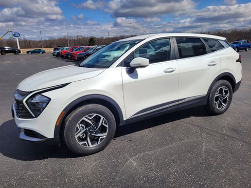 Used 2023 Kia Sportage LX image 1
