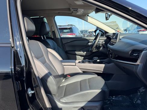 Used 2025 Nissan Rogue SL w/ Tech Package FWD image 26