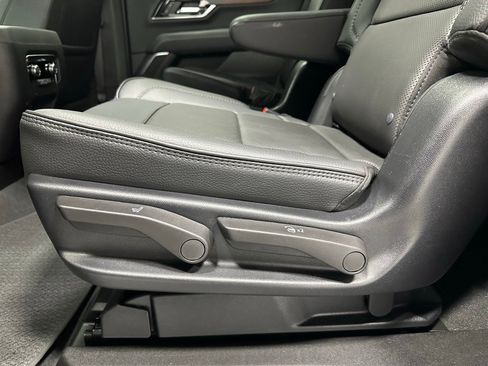 Used 2025 GMC Yukon XL Denali w/ Sun & Power Step Package image 40