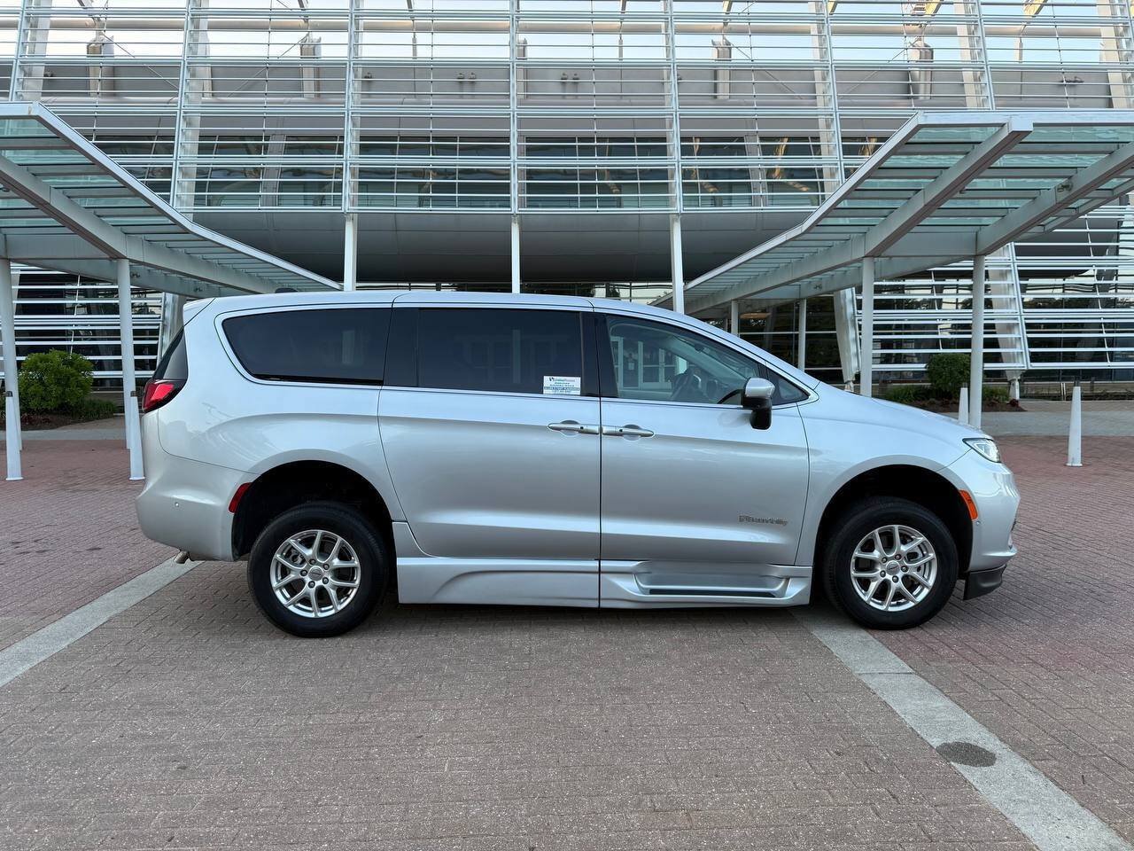 Used 2023 Chrysler Pacifica Touring-L FWD image 4