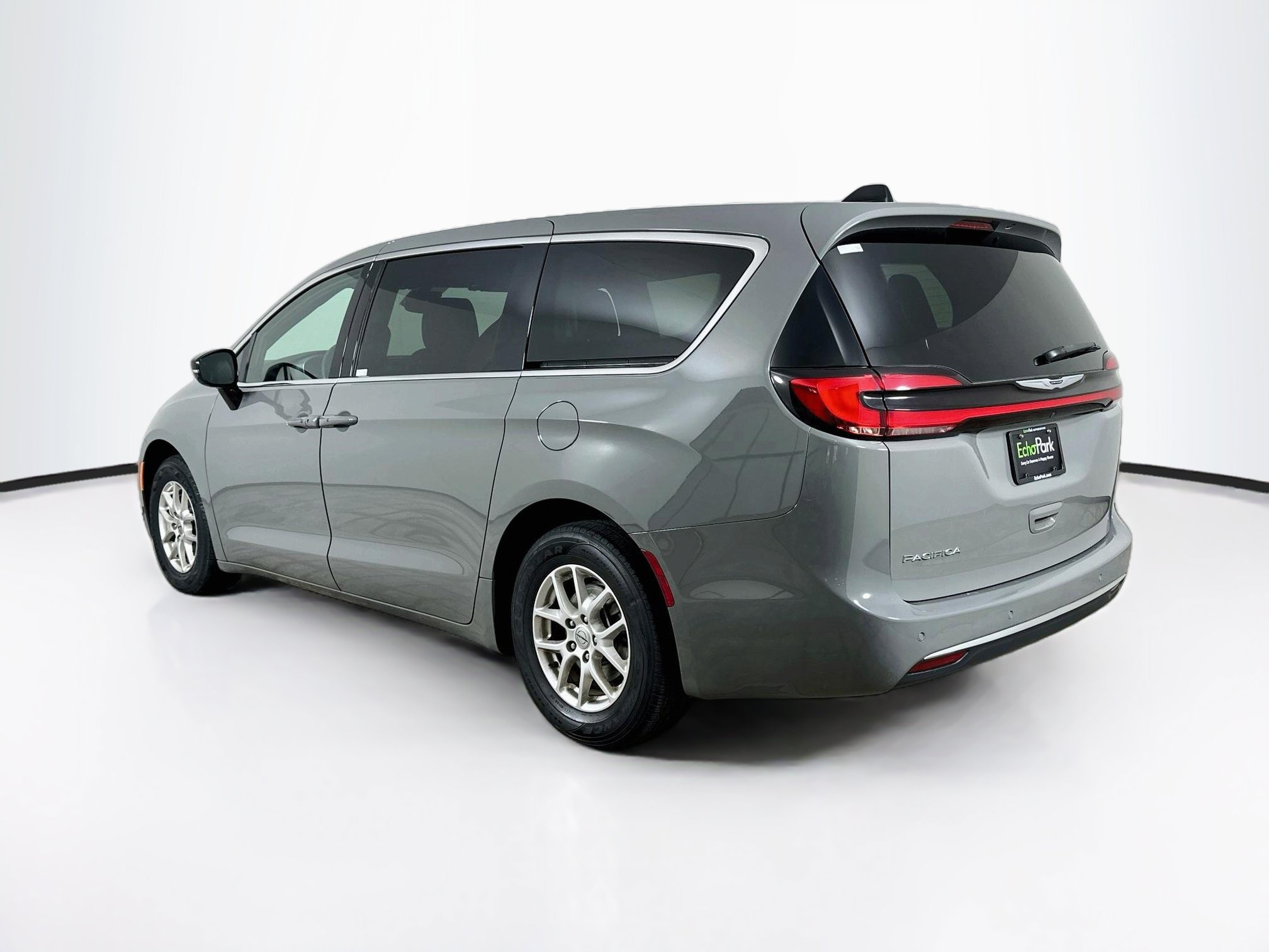 Used 2025 Chrysler Pacifica Select FWD image 5