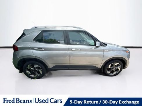 Used 2024 Hyundai Venue SEL FWD image 5