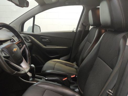 Used 2018 Chevrolet Trax LT w/ LT Convenience Package FWD image 17