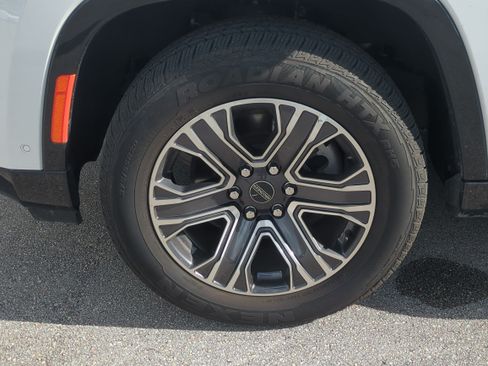 Used 2025 Jeep Wagoneer Series II AWD/4WD image 13