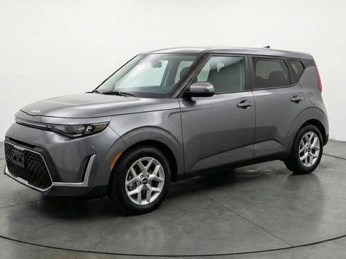 Used 2025 Kia Soul LX w/ LX Technology Package image 3