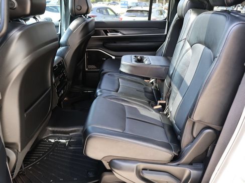 Used 2024 Jeep Wagoneer L Series III w/ Premium Group I AWD/4WD image 16