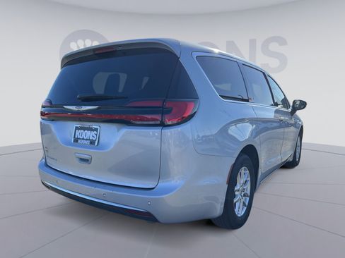 Used 2024 Chrysler Pacifica Touring-L FWD image 7