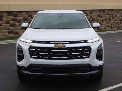 New 2026 Chevrolet Equinox LT w/ Convenience Package II FWD image 2