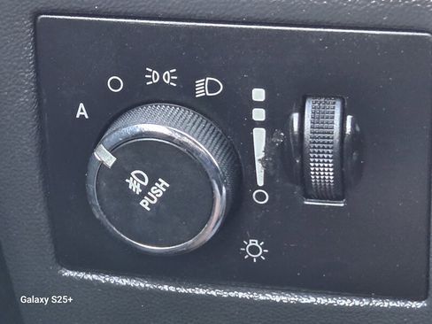 Used 2011 Dodge Challenger SE image 23