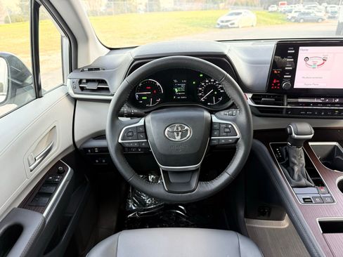 Used 2023 Toyota Sienna XLE image 42