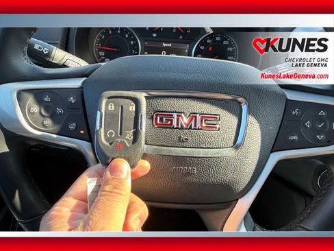 Used 2024 GMC Terrain SLT image 34