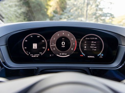 Certified 2025 Porsche Cayenne Coupe image 33