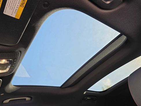 Used 2025 Mercedes-Benz GLB 250 image 11