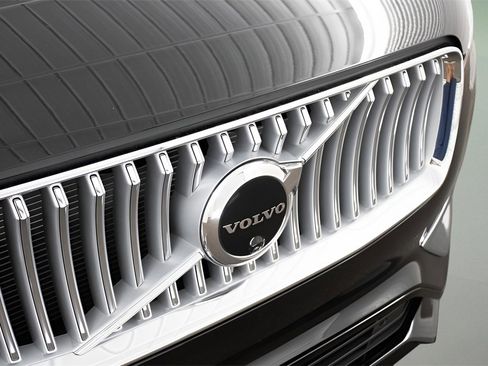 Certified 2025 Volvo XC90 T8 Plus image 6