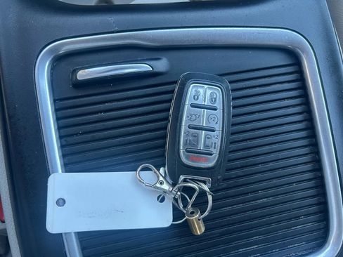 Used 2021 Chrysler Pacifica Touring-L image 14