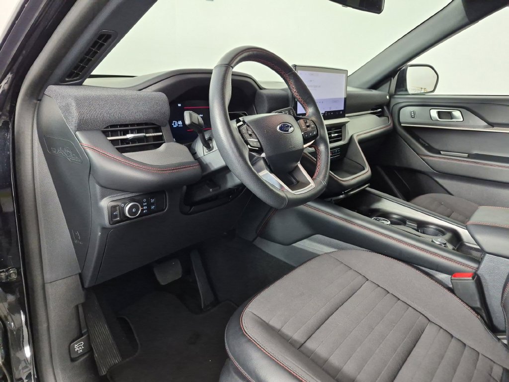 Used 2025 Ford Explorer ST-Line w/ ST-Line Street Pack AWD/4WD image 17