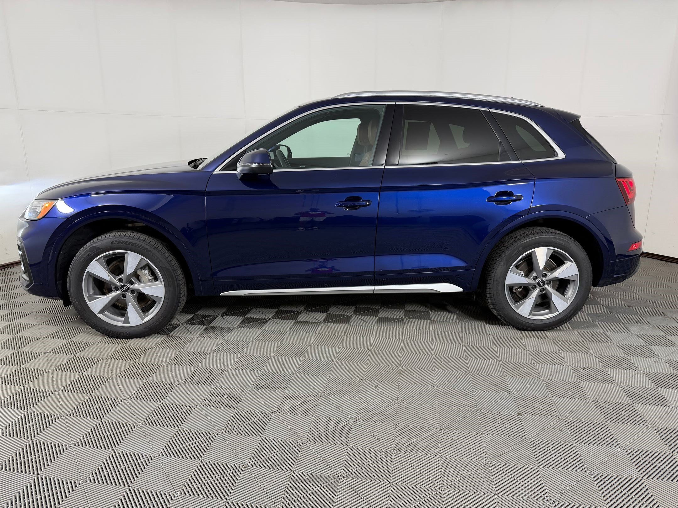 Used 2023 Audi Q5 2.0T Premium w/ Convenience Package AWD/4WD image 2