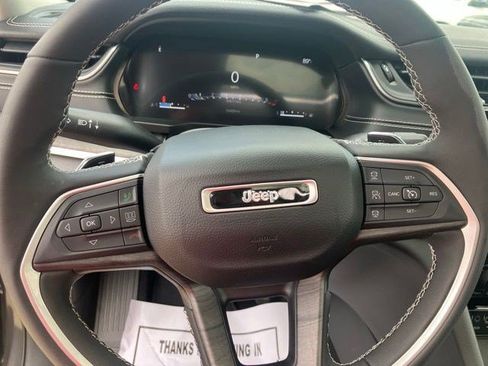 Used 2023 Jeep Grand Cherokee Limited w/ Luxury Tech Group II AWD/4WD image 16