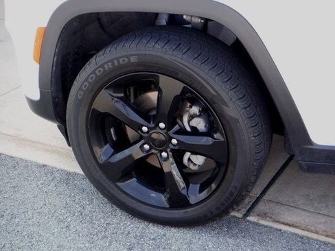 Certified 2023 Jeep Grand Cherokee Altitude AWD/4WD image 6