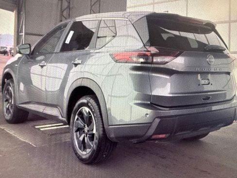 Certified 2025 Nissan Rogue SV FWD image 9
