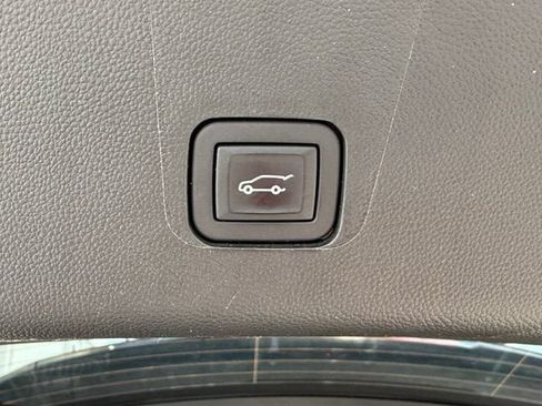 Used 2023 Chevrolet Traverse LT FWD image 9