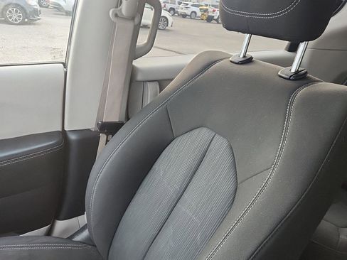 Used 2022 Chrysler Voyager LX image 14