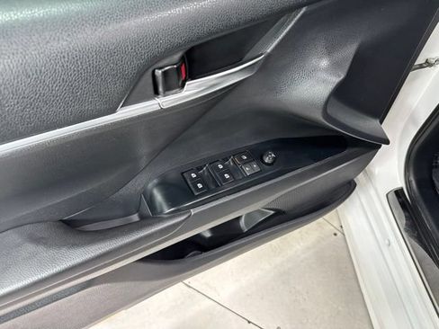 Used 2019 Toyota Camry SE FWD image 11