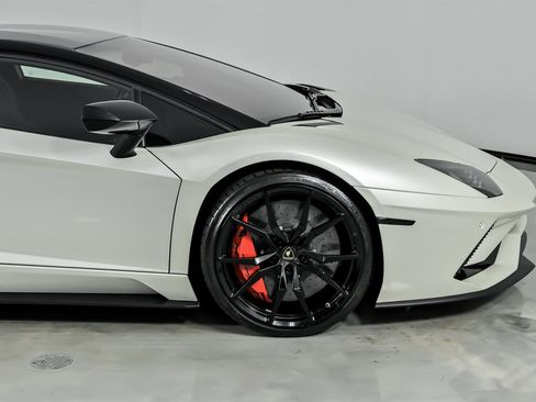 Used 2017 Lamborghini Aventador S image 15