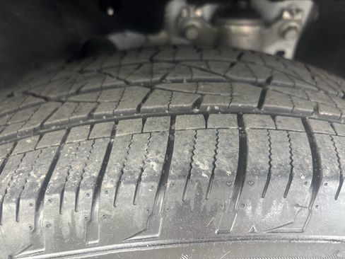 Used 2021 Ford Explorer XLT w/ Equipment Group 202A image 11