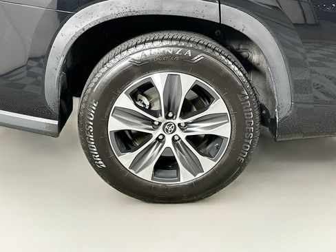 Used 2025 Toyota Highlander XLE FWD image 11