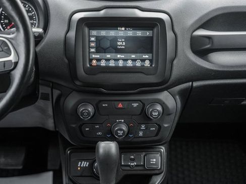 Used 2019 Jeep Renegade Latitude w/ Cold Weather Group image 21