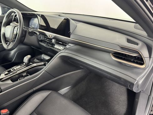 Used 2025 Toyota Crown image 7